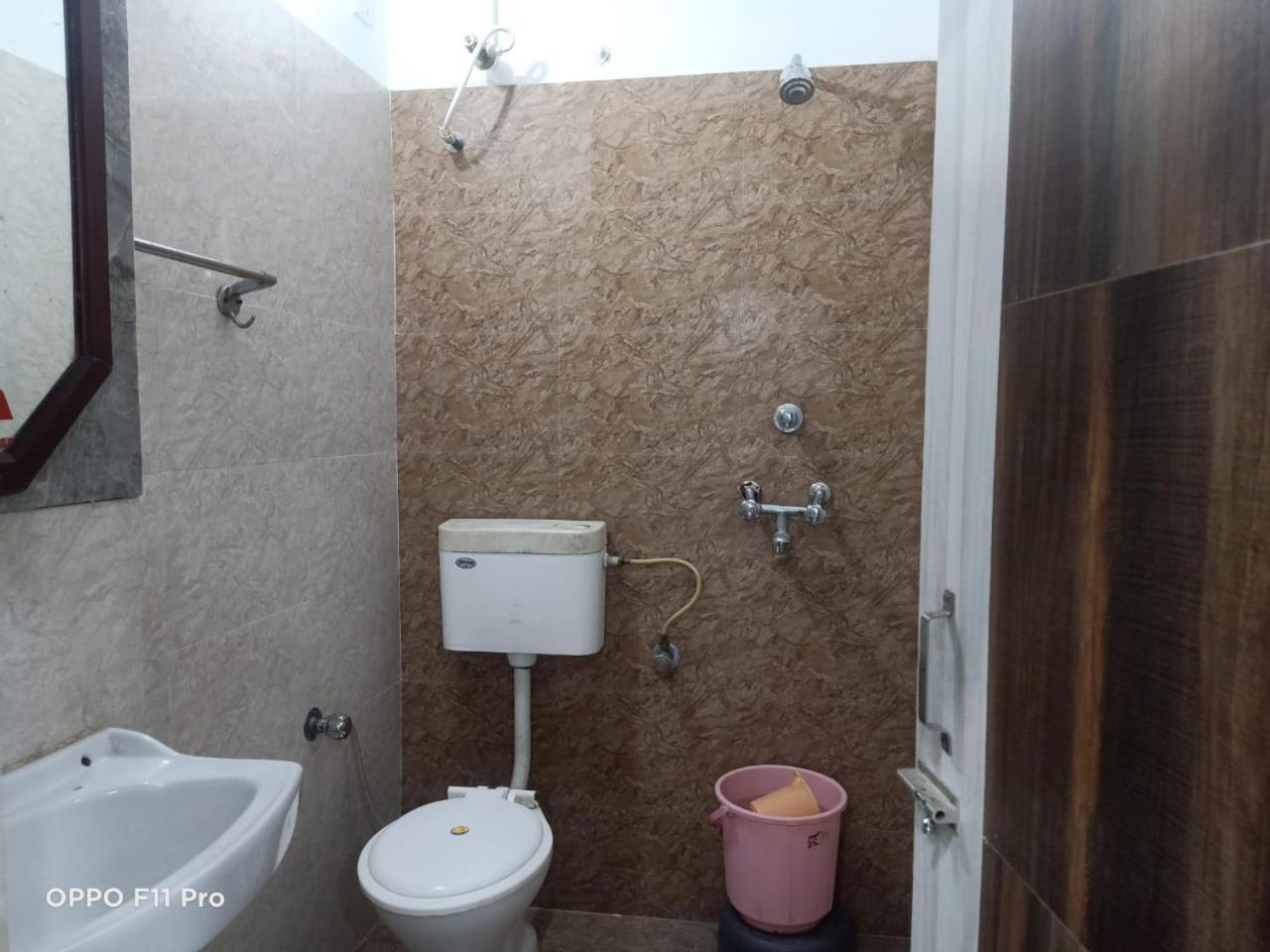Hotel Ambassador Inn قاليور المظهر الخارجي الصورة